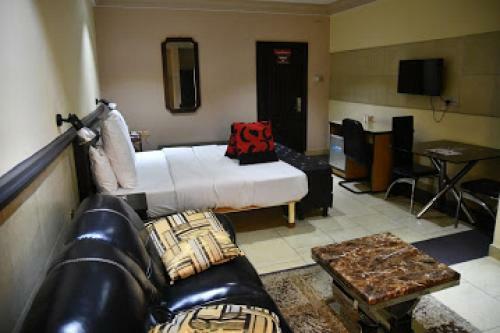 Hostal Room In Lodge - Choice Gate Hotel Suites