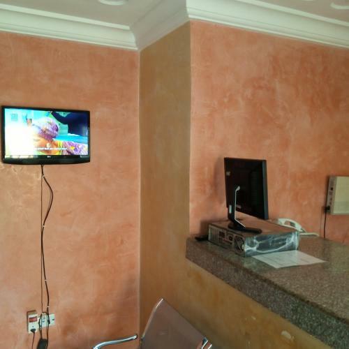 Larrydam Hotel And Suites
