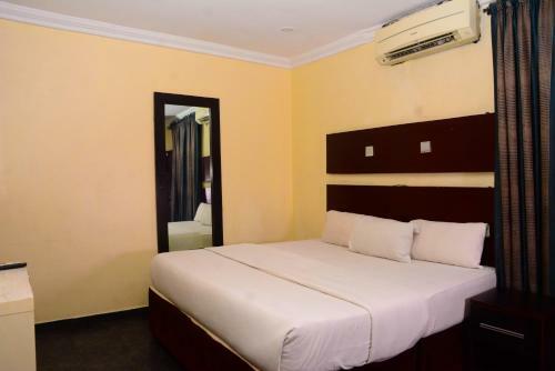Hotel Connecting Lagos Suites