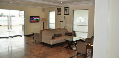 Hotel De-brass Suites
