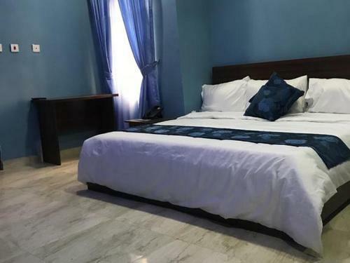 Hostal Room In Lodge - Royal Continental Suites