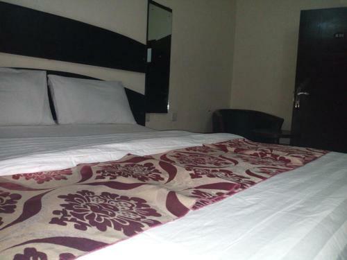 Roneks Royal Hotel & Suites