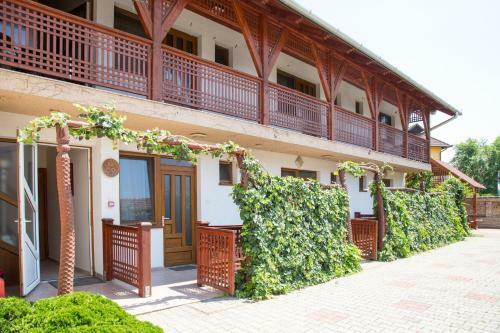 Hostal R�zsakert Apartmanh�z