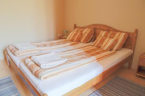 Hostal R�zsakert Apartmanh�z