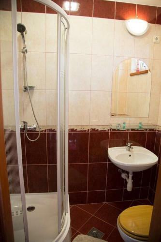 Hostal R�zsakert Apartmanh�z