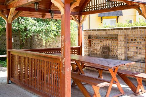 Hostal R�zsakert Apartmanh�z