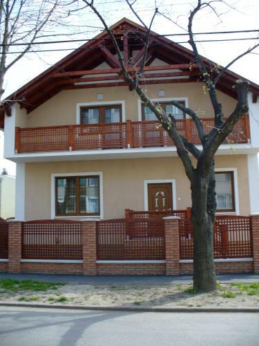 Hostal R�zsakert Apartmanh�z