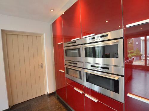 Luxury Holiday Home With Hot Tub In Heythuysen
