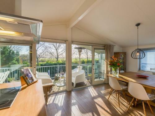 Spacious Detached Semi-bungalow With Fully Enclosed Garden