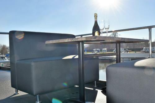 Cozy Floating Boatlodge "het Vrijthof"