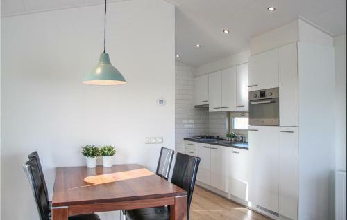 Stunning Home In Rk W/ 2 Bedrooms
