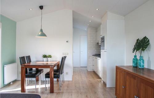 Stunning Home In Rk W/ 2 Bedrooms