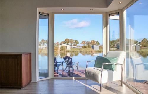 Stunning Home In Rk W/ 2 Bedrooms