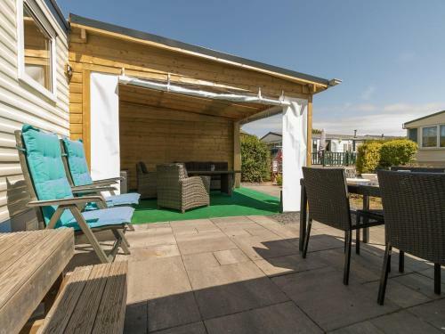 Fantastic Chalet In Renesse Near Seabeach