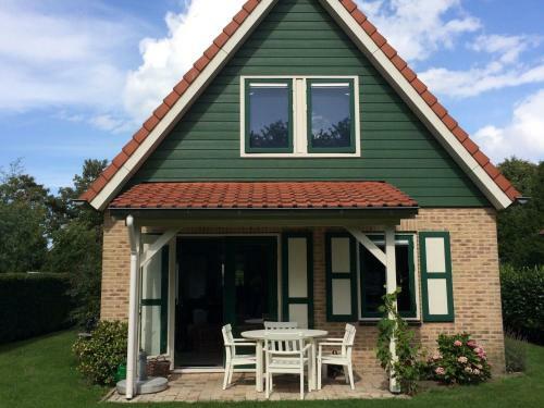 Quaint Holiday Home In Zonnemaire With Roofed Terrace
