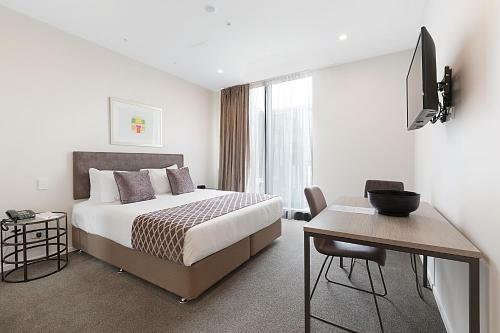 Hotel Ramada Suites Victoria Street West