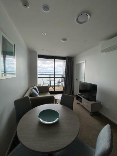 Hotel Ramada Suites Victoria Street West