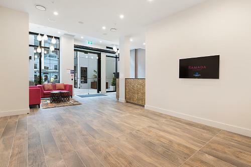 Hotel Ramada Suites Victoria Street West
