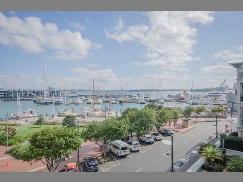 Apartamento Spacious Apt W/harbour View, Free Parking & Pool!