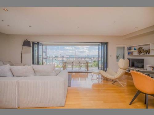 Apartamento Spacious Apt W/harbour View, Free Parking & Pool!