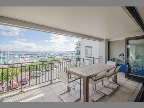 Apartamento Spacious Apt W/harbour View, Free Parking & Pool!