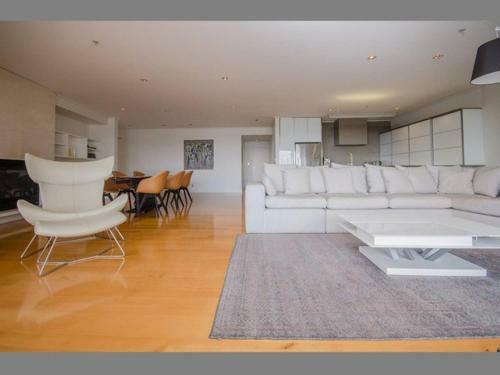 Apartamento Spacious Apt W/harbour View, Free Parking & Pool!