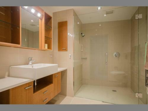 Apartamento Spacious Apt W/harbour View, Free Parking & Pool!