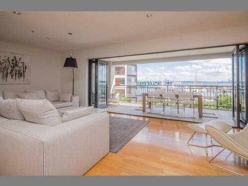 Apartamento Spacious Apt W/harbour View, Free Parking & Pool!