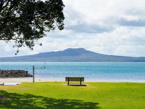 Beachside Holiday - Castor Bay Holiday Apartment