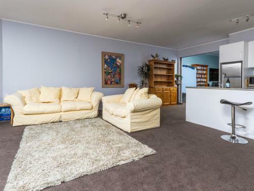 Beachside Holiday - Castor Bay Holiday Apartment