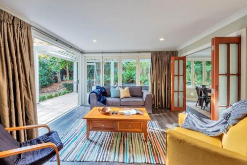 Spacious Home With Bbq And Near Beaches - Sleeps 9
