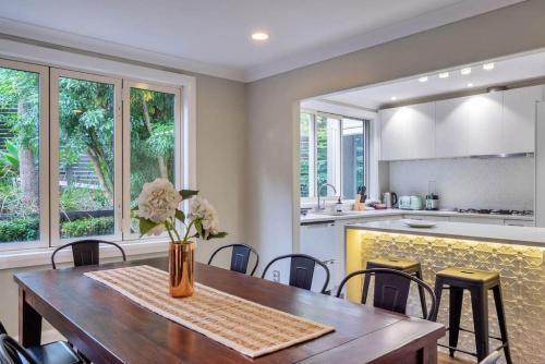 Spacious Home With Bbq And Near Beaches - Sleeps 9