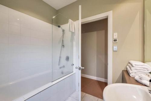 Spacious Home With Bbq And Near Beaches - Sleeps 9