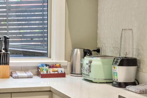 Spacious Home With Bbq And Near Beaches - Sleeps 9