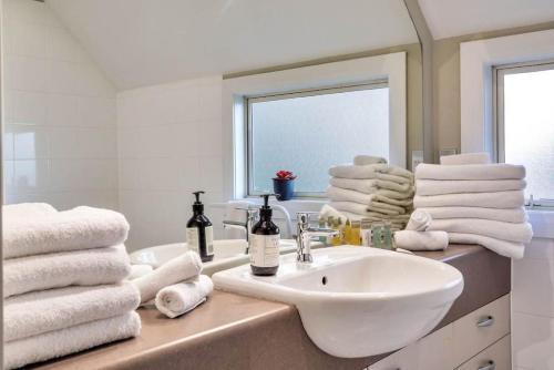 Spacious Home With Bbq And Near Beaches - Sleeps 9