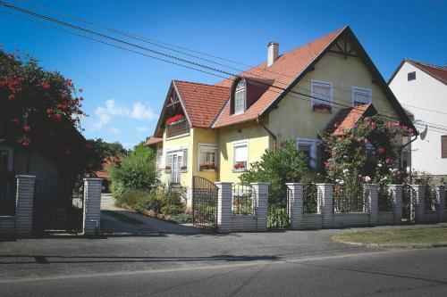 Hostal Mika Vend�gh�z