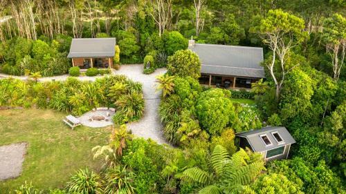 Paparoa Beach Hideaway With Hot Tub
