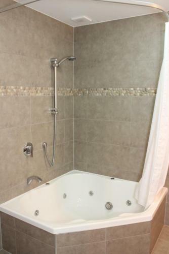 3 Thomas Hanmer Drive
