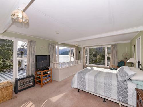 Mahakipawa Hideaway - Marlborough Sounds Holiday Home