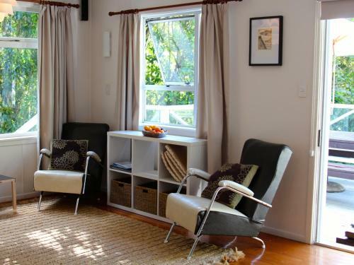 Mahakipawa Waterfront Hideaway - Belvue Bay Holiday Home