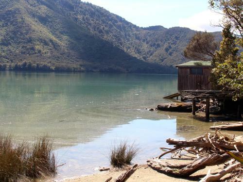 Mahakipawa Waterfront Hideaway - Belvue Bay Holiday Home