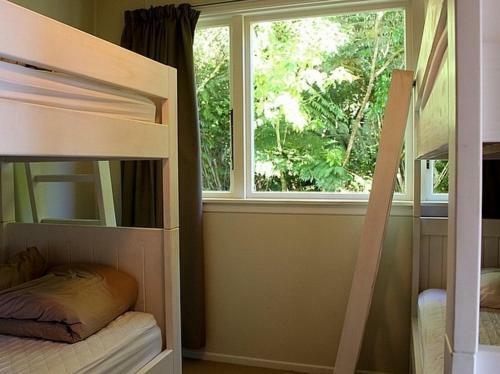 Mahakipawa Waterfront Hideaway - Belvue Bay Holiday Home