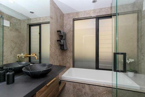 Irresisitible Innercity Townhouse