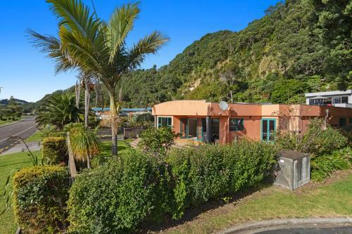 The Lights House - Beachfront Ohope Holiday Home