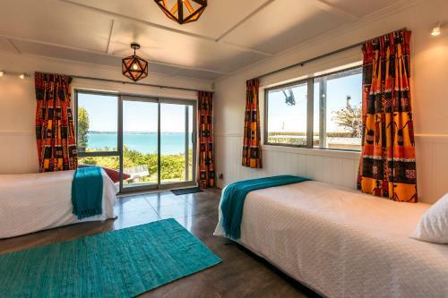 Rocky Bay Luxury Escape - Waiheke Holiday Home