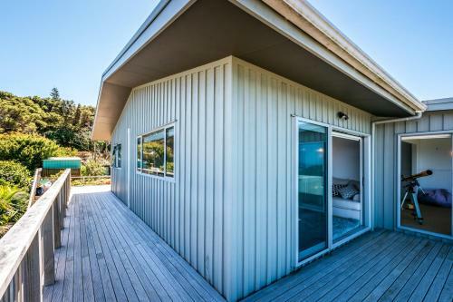Rocky Bay Luxury Escape - Waiheke Holiday Home