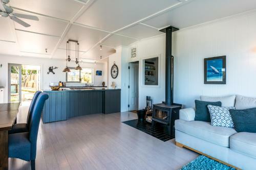 Rocky Bay Luxury Escape - Waiheke Holiday Home
