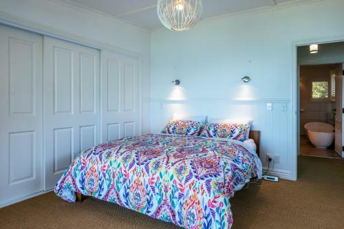 Rocky Bay Luxury Escape - Waiheke Holiday Home
