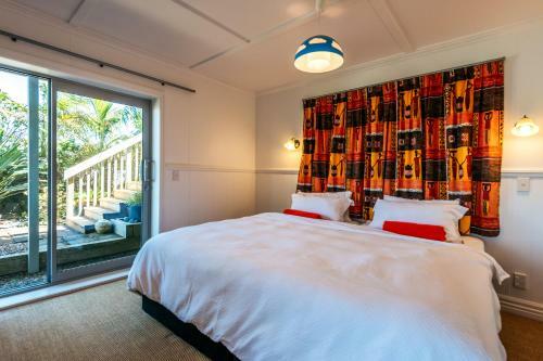 Rocky Bay Luxury Escape - Waiheke Holiday Home