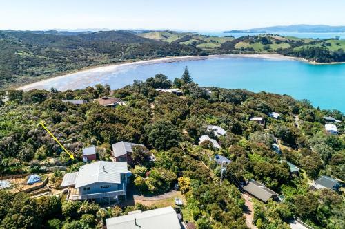 Rocky Bay Luxury Escape - Waiheke Holiday Home